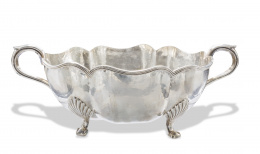 1051.  Centro de plata en su color, de contorno lobulado, con marcas.López, Madrid, S. XX.