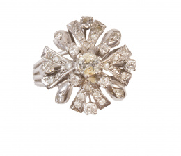 239.  Sortija rosetón de brillantes años 50, con brillantes en garras alternos con uves y lágrimas de brillantes. 