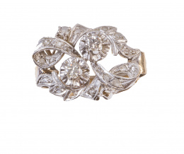 132.  Sortija años 30 de diamantes en cintas entrelazadas con dos brillantes centrales.