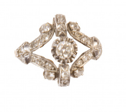 237.  Sortija de pp. S. XX con brillante central entre bandas de brillantes en forma de uve