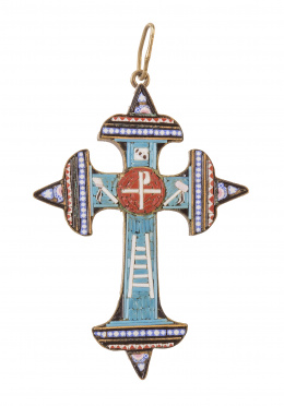 93.  Crucifijo colgante S. XIX realizado con micromosaico de teselas de vidrio multicolor que representan elementos de la pasión