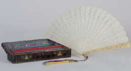 551.  Abanico de marfil tallado, de decoración tallada y calada.Trabajo chino para la exportación, h. 1830-40
