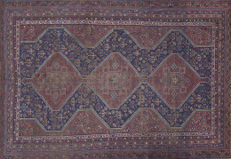 486.  Alfombra en lana con campo azul y cartuchos geométricos en granate.