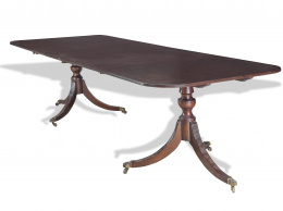 565.  Mesa de comedor extensible de estilo regencia de madera de caoba. Inglaterra, S. XX.