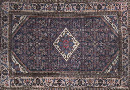 1080.  Alfombra en lana de campo rojo y azul, decorado con flores y cenefa.