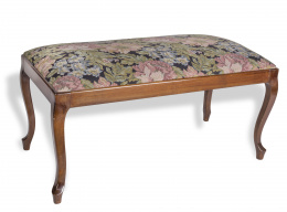 666.  Banqueta con tapicería de flores.S. XX.