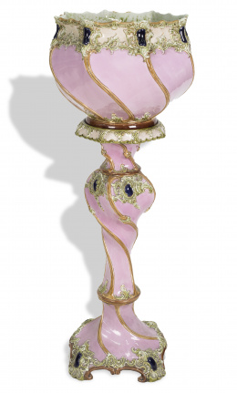 849.  Macetero esmaltado en rosa con pie. Posiblemente trabajo francés, h. 1900.