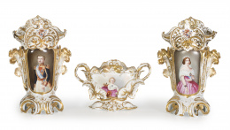 447.  Guarnición de porcelana dorada y pintada con cartelas de Isabel II, Francisco de Asís e Isabel II niña, y el escudo de España.Pasajes, 1851-1911.
