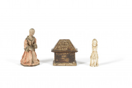 390.  Escultura ligera (pasta de papel y lienzo encalado) orante, posiblemente una virgen (con oquedades para potencias).Traje de época, de seda rosa, con armadura de cartón y galones de hilo de plata.Italiano o español S.XVIII.