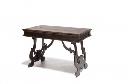 367.  “Scrivania” en madera de nogal, sobre patas de lira en esviaje. Trabajo Italiano. S.XVII.