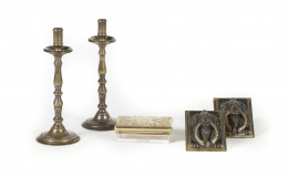 1187.  Pareja de candeleros de bronce y cobre torneado.Trabajo holandés, S. XVIII.