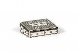 410.  Escritorio de mesa con marquetería geométrica en metal y maderas teñidas y hueso Trabajo Anglo inglés,Vizagatapan, S. XVIII.