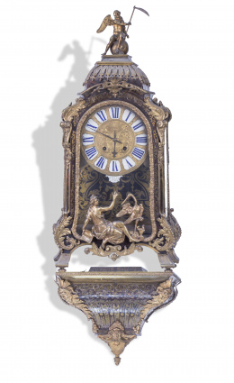 542.  "Jean Jolly a Paris".Reloj regencia en madera, latón, carey y bronce dorado. Firmado en la esfera y en la pletina del reverso.Trabajo francés, S. XVIII.