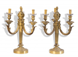 939.  Pareja de candelabros de cuatro brazos de luz de bronce dorado.Trabajo francés, S. XIX