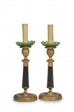 889.  Pareja de candeleros de bronce dorado y patinado.Francia, S. XIX. 