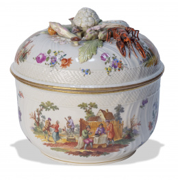 584.  Sopera de porcelana esmaltada.Niderviller, Francia, 1774-1789.