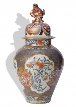 580.  Tibor Imari de porcelana esmaltada con cartelas de flores y retícula, tapa rematada por una quimera.Periodo Edo, Japón, h. 1700. 