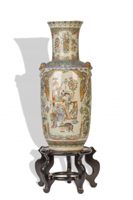 1186.  Jarrón en porcelana esmaltada de la familia verde.China, ff. S. XVIII - pp. S. XIX