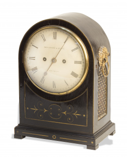 699.  Brockbank & Atkins (1815-1840)Reloj de sobremesa con caja de madera con aplicaciones de latón, asas laterales de bronce de flores giradas.Inglaterra, S. XIX
