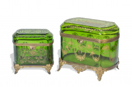 988.  Par de cajas de cristal verde y dorado con guirnaldas montados en metal.Trabajo francés, h. 1900.