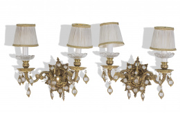 589.  Pareja de apliques de dos brazos de luz de bronce dorado y pandelocas, mediados del S. XX.