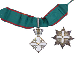 785.  Condecoración al mérito de la República Italiana con banda de otomán de seda verde con franjas laterales rojas