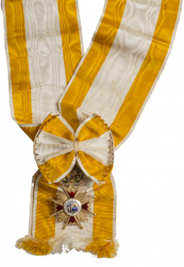 780.  Condecoración de la Real Orden de Isabel la Católica con otomán de seda blanco con las laterales amarillos 