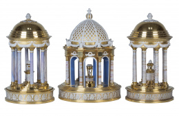 803.  Juego de tres templetes de porcelana esmaltada y dorada y biscuit.Darte Freres, París, h. 1820-30.