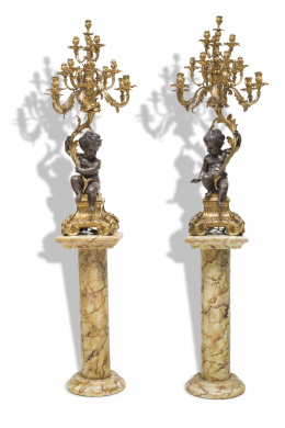 1207.  Pareja de candelabros de 16 brazos de luz de bronce dorado y patinado, con “putti” sustentando los brazos con forma de ramas y flores.Trabajo francés, segunda mitad del S. XIX..