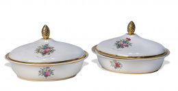 517.  Dos legumbreras de porcelana esmaltada y dorada con decoración de ramilletes.París, S. XIX. 