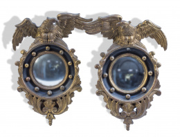 580.  Pareja de espejos convexos "regency" de madera tallada y dorada.Inglaterra, primer cuarto del S. XIX.