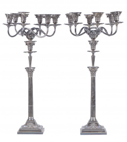709.  Pareja de candelabros de seis brazos de luz de metal plateado de estilo Adam.Inglaterra, pp. del S. XX.  