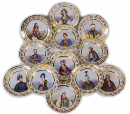1101.  Juego de doce platos de porcelana esmaltada y dorada, con personajes relevantes pintados pintadosPorcelana de París, S. XIX.