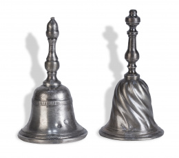 507.  Dos campanas de plata en su color.López, Madrid, S. XX