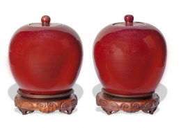 701.  Pareja de tibores con tapa en porcelana "Sangre de toro".China, S. XIX-XX.
