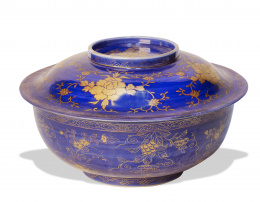 561.  Centro con tapa "powder blue" en azul y dorado.China, dinastía Quing, S. XIX.