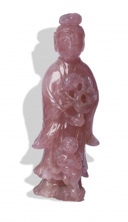 1047.  Mujer con flor en cuarzo rosa.China, S. XIX - S. XX