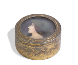 883.  Caja circular de metal dorado con un retrato femenino en la tapa.ff. del S. XIX. 