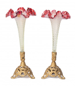 586.  Pareja de violeteros de cristal y bronce.Trabajo inglés ffs. del S. XIX.