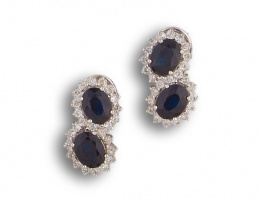 676.  Pendientes con dobles zafiros de talla oval orlados de brillantes en montura de oro blanco de 18 K