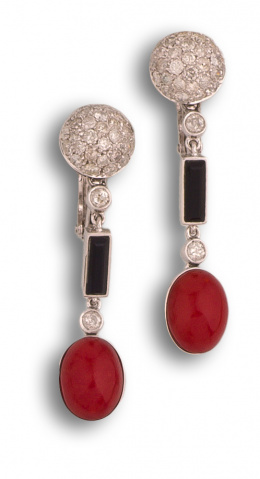 157.  Pendientes largos con brillantes coral y ónix en oro blanco de 18K.