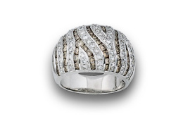 866.  Sortija ancha con pavé de brillantes blancos y brown en líneas combinadas; En oro blanco de 18K.