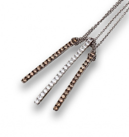 627.  Colgante con tres bandas de brillantes brown y blancos, en doble cadena fina de  oro blanco de 18K.