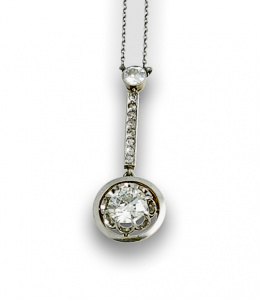 687.  Colgante con brillante de 1,30 aprox que pende de línea de diamantes y chatón de brillante.