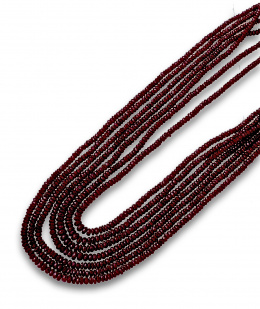 770.  Siete hilos de rubíes facetados de tamaño creciente hacia el centro.