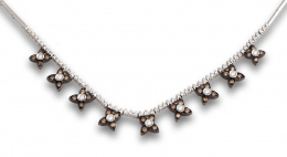 107.  Gargantilla con centro de flores de brillantes brown combinados con blancos que penden de rivière de brillantes.