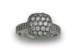 199.  Anillo con pavé de brillantes con centro a modo de cojín ,en oro blanco de 18K.