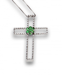 623.  Cruz colgante de brillantes con centro de esmeraldas en oro blanco de 18K con cadena fina.