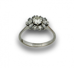 718.  Sortija años 50 con brillante central en orla de diamantes marquisse y brillantes.