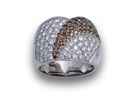 189.  Sortija ancha con pavé de brillantes brown y blancos a modo de turbante.